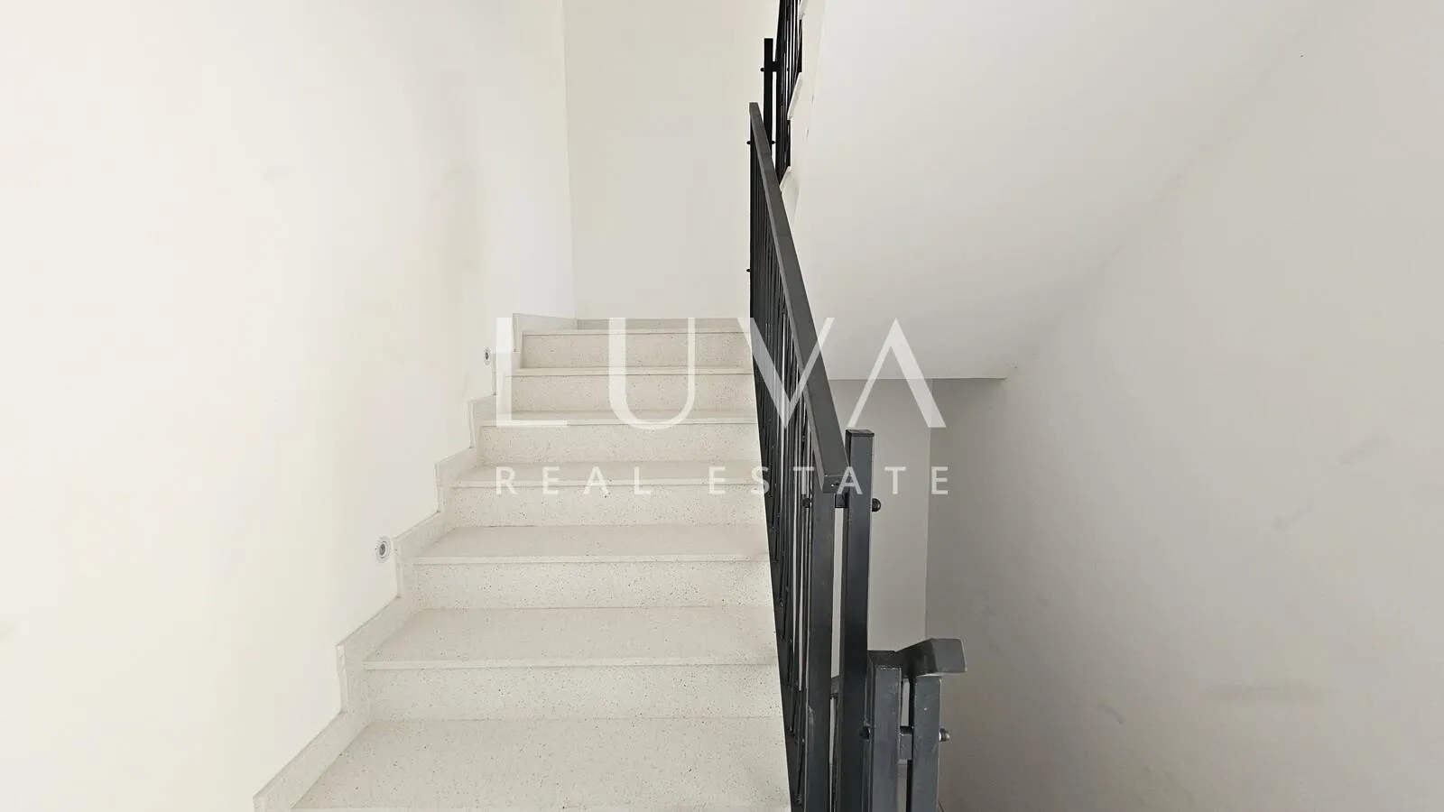 omiš, jesenice, penthouse s 134 m2 krovne terase sa pogledom na more - slika 2