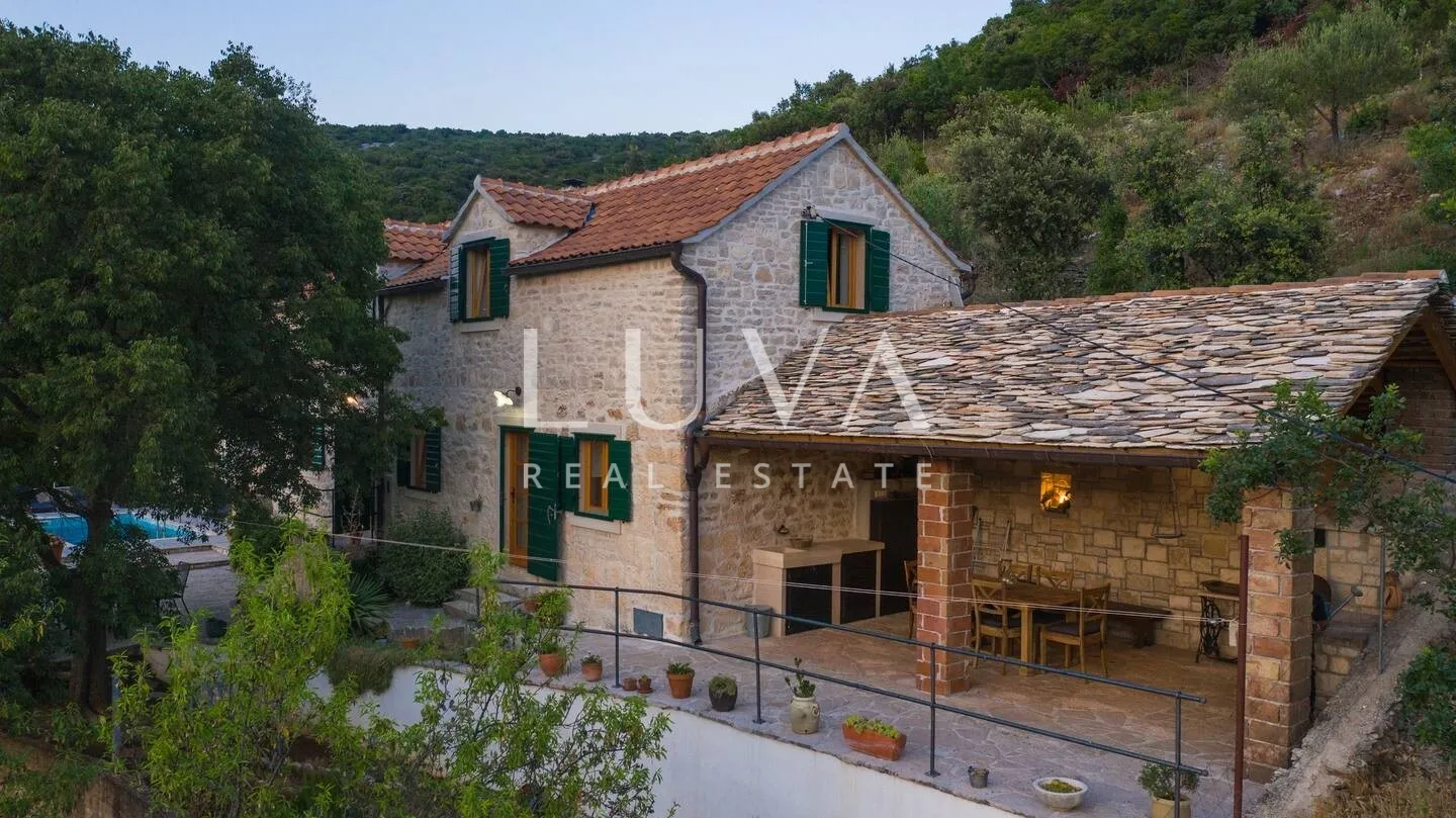 dol, brač, kamena kuća s pogledom na more na prodaju - slika 28