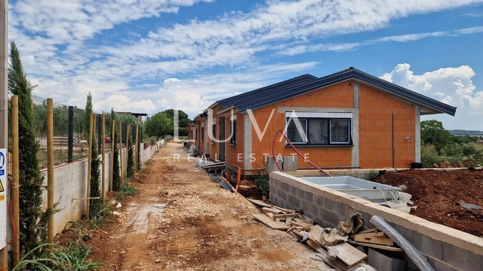 Istra, Kaštelir, moderna prizemnica, 95 m2 s dvorištem na prodaju - Labinci, Kaštelir - Labinci