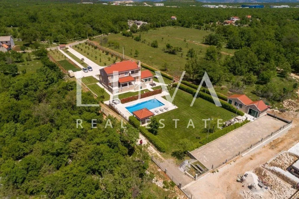 dicmo, dalmacija, kuća s velikim posjedom, bazenom i tenis terenom na prodaju - slika 78
