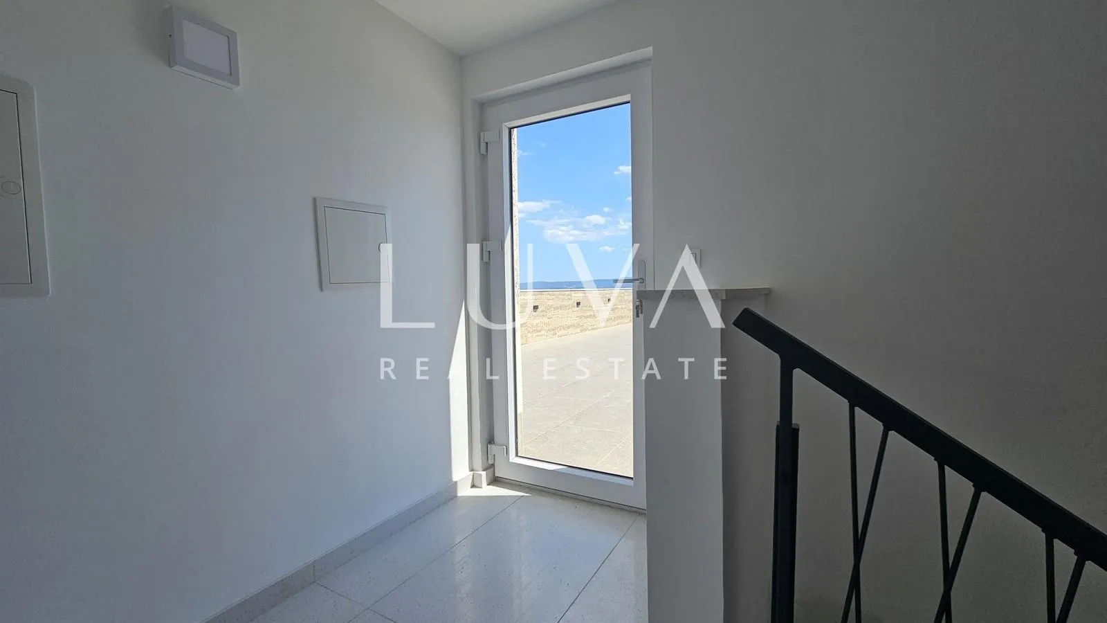 omiš, jesenice, penthouse s 134 m2 krovne terase sa pogledom na more - slika 25