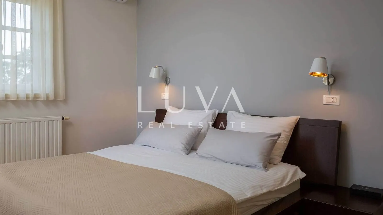 vodice, luksuzna vila s bazenom, dizajnerski uređena na prodaju - slika 32