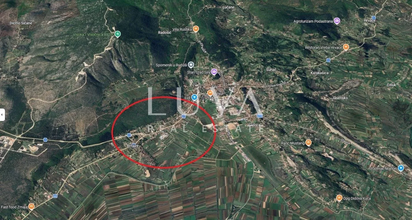 Sinj, Brnaze, građevinsko zemljište 1185m2 s 3 kamene kuće tlocrta 180m2 - Brnaze, Sinj
