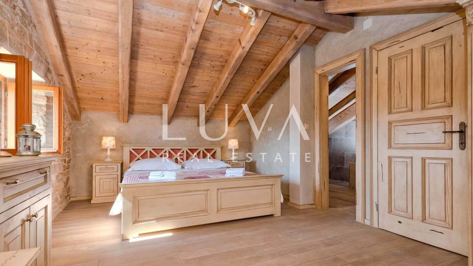 luksuzna vila s bazenom na osami na hvaru - slika 12