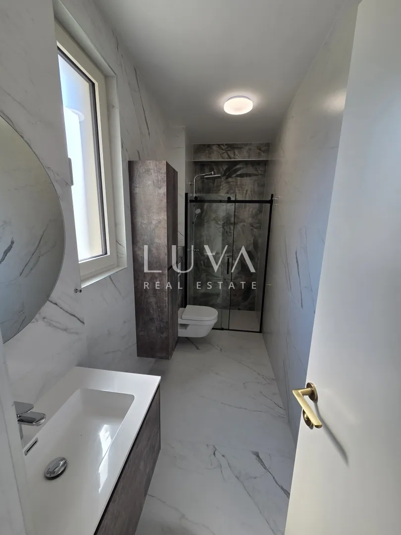 trogir, seget vranjica, kuća 200m2 s bazenom uz more - slika 4