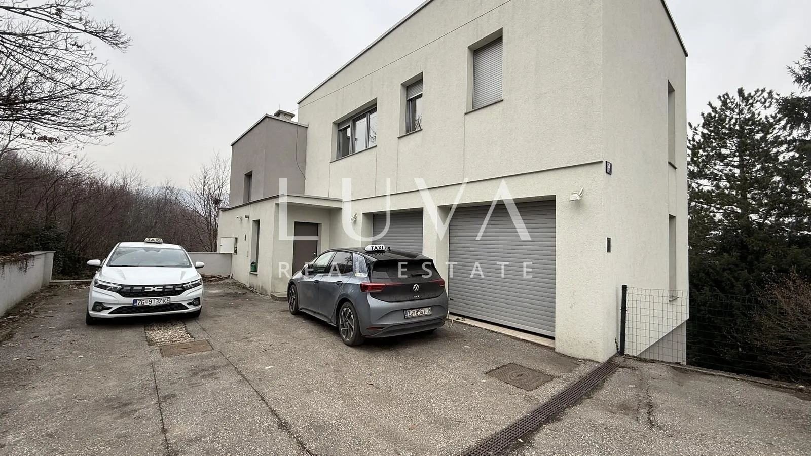 Zagreb, Gornje Vrapče, kuća na 4 etaže s bazenom, 490 m2