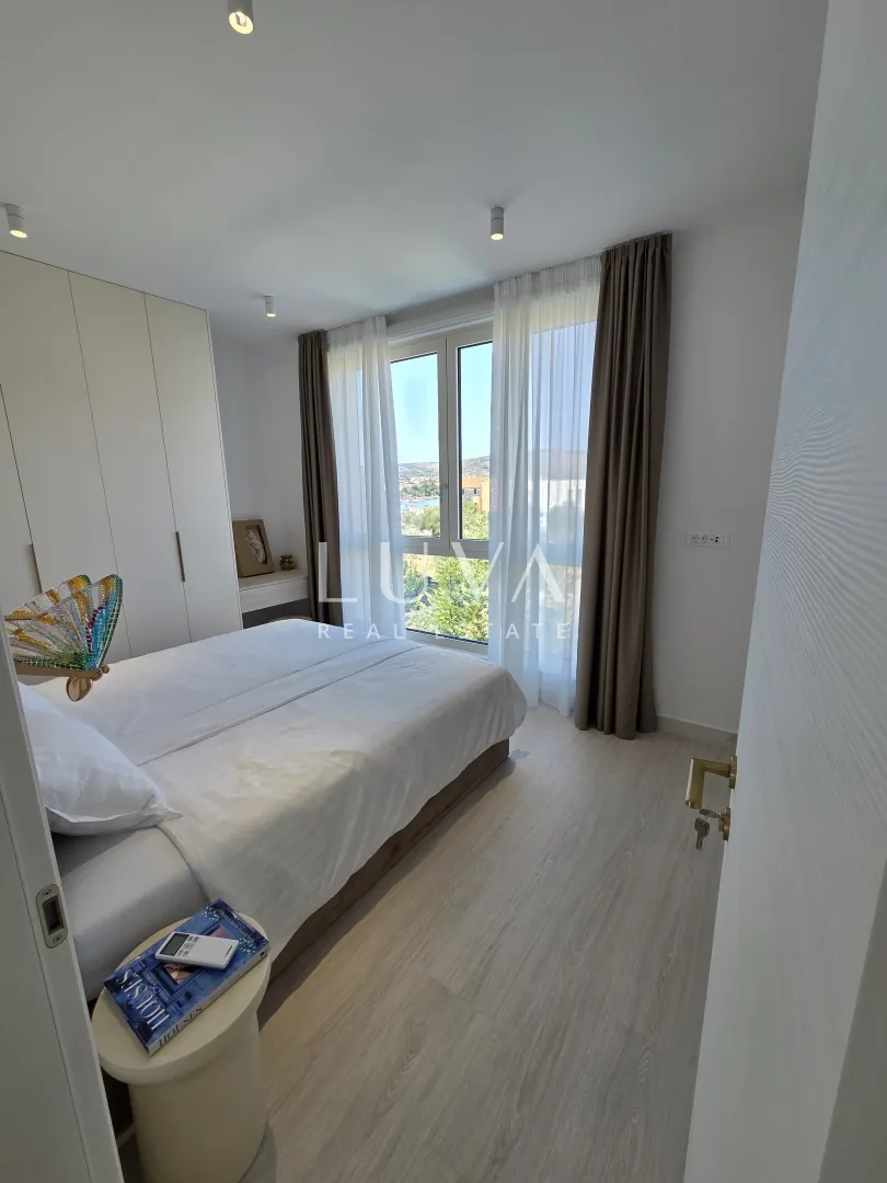 trogir, seget vranjica, kuća 200m2 s bazenom uz more - slika 7
