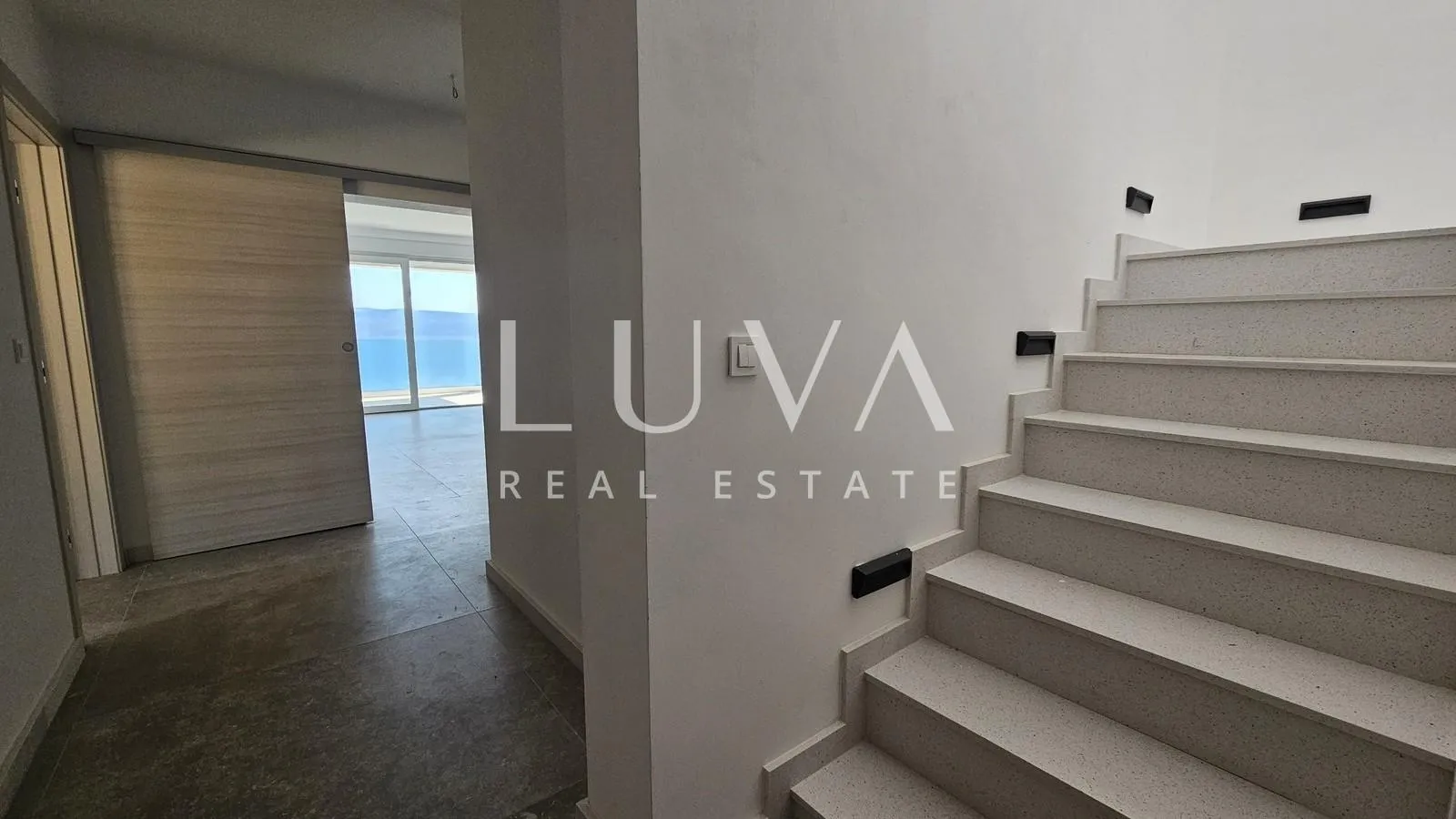 omiš, jesenice, penthouse s 134 m2 krovne terase sa pogledom na more - slika 5