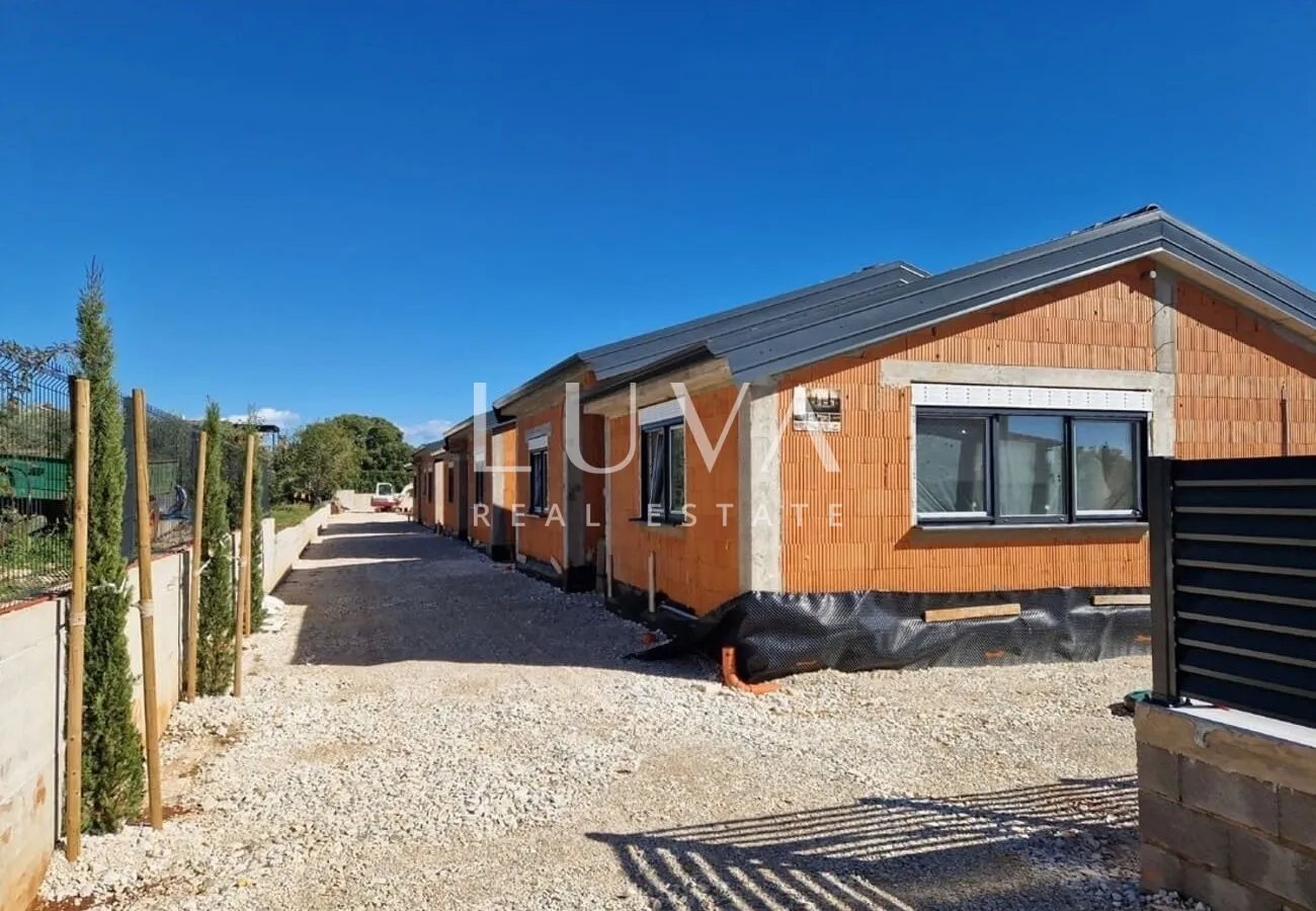 istra, kaštelir, moderna prizemnica, 95 m2 s dvorištem na prodaju - slika 2