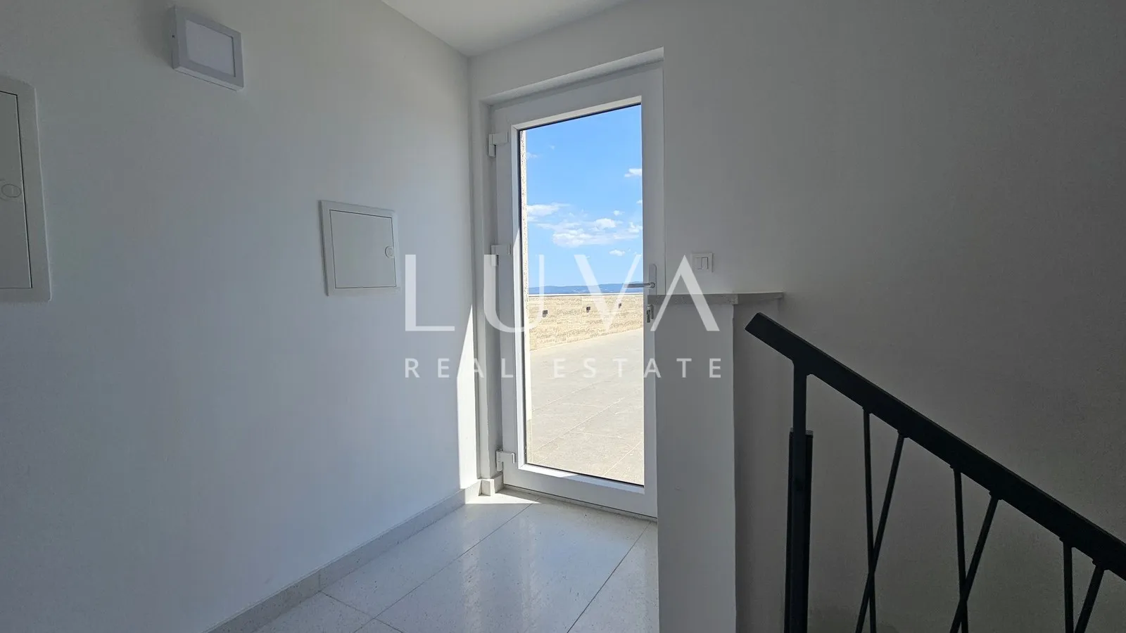 omiš, jesenice, penthouse s 134 m2 krovne terase sa pogledom na more - slika 25