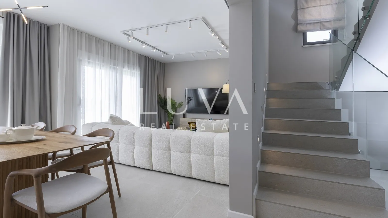split, luksuzna vila s pogledom na more, 220 m2 za dugoročni najam - slika 27