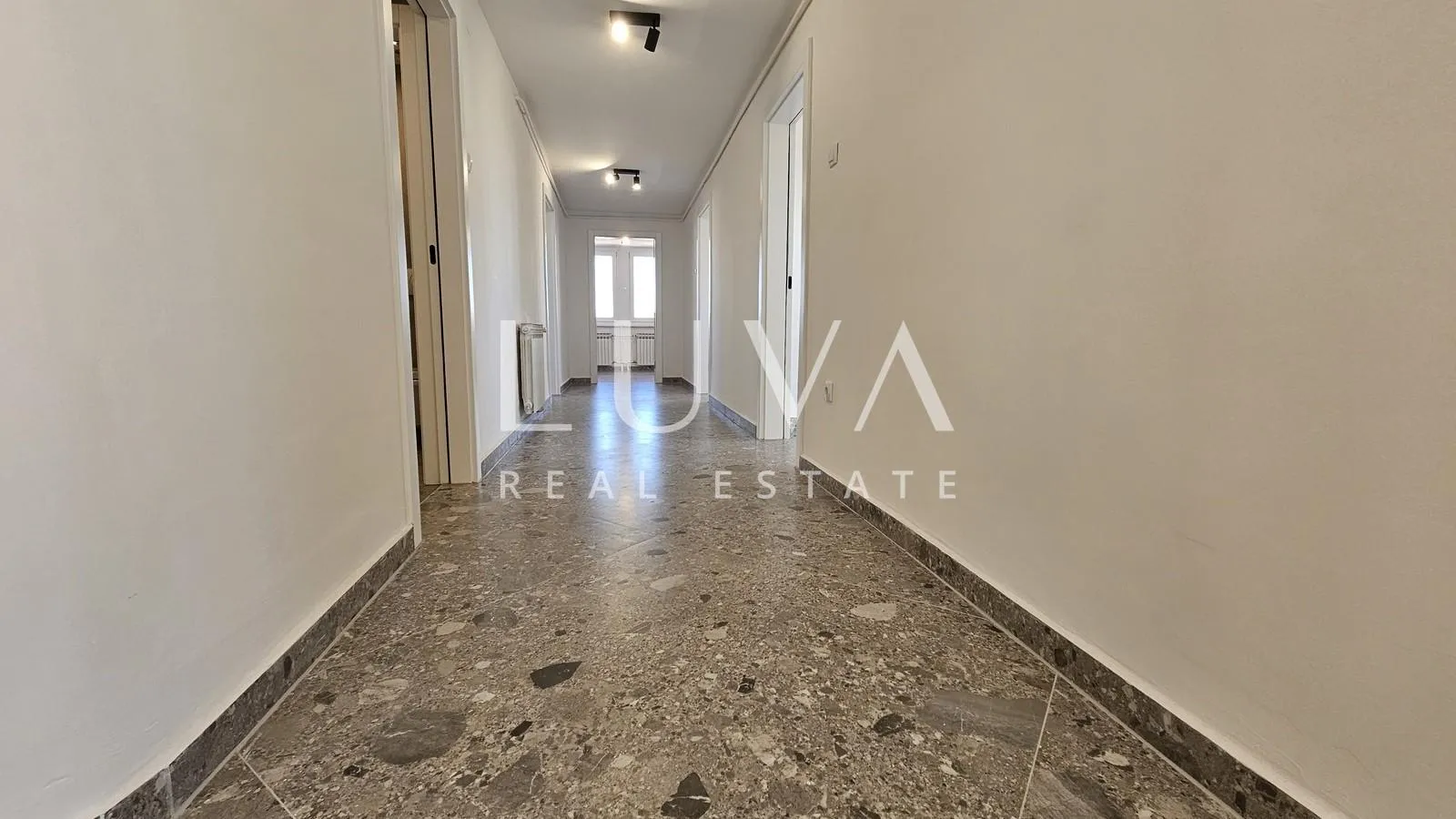 sesvete, centar, novouređeni poslovni prostor 144m2 za najam - slika 17
