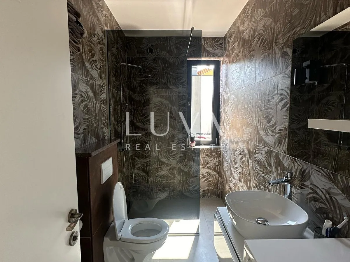 istra, labin, prodaje se moderna vila s bazenom i dva stana, 176 m2 - slika 20