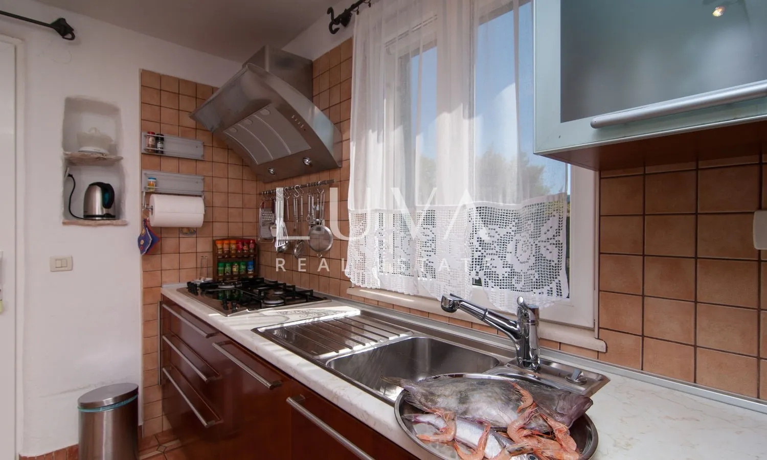 supetar, brač, kuća prvi red uz more, odlična prilika - slika 9
