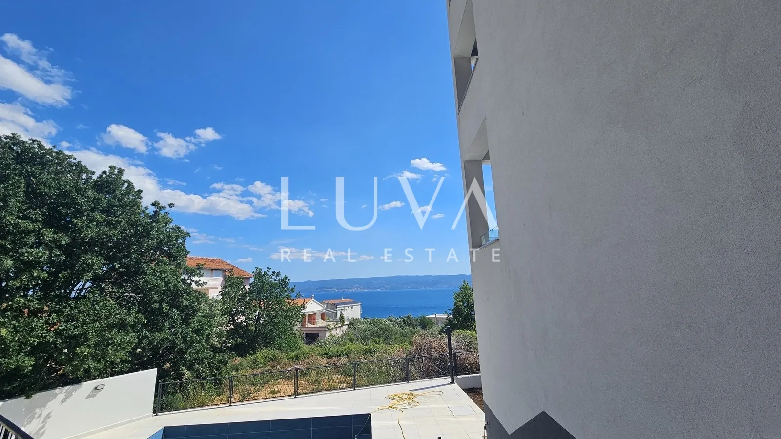 omiš, jesenice, penthouse s 134 m2 krovne terase sa pogledom na more - slika 35