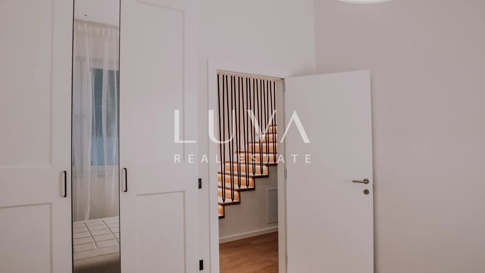remete, luksuzan 4s stan 140m2 + 2vpm za najam - slika 25