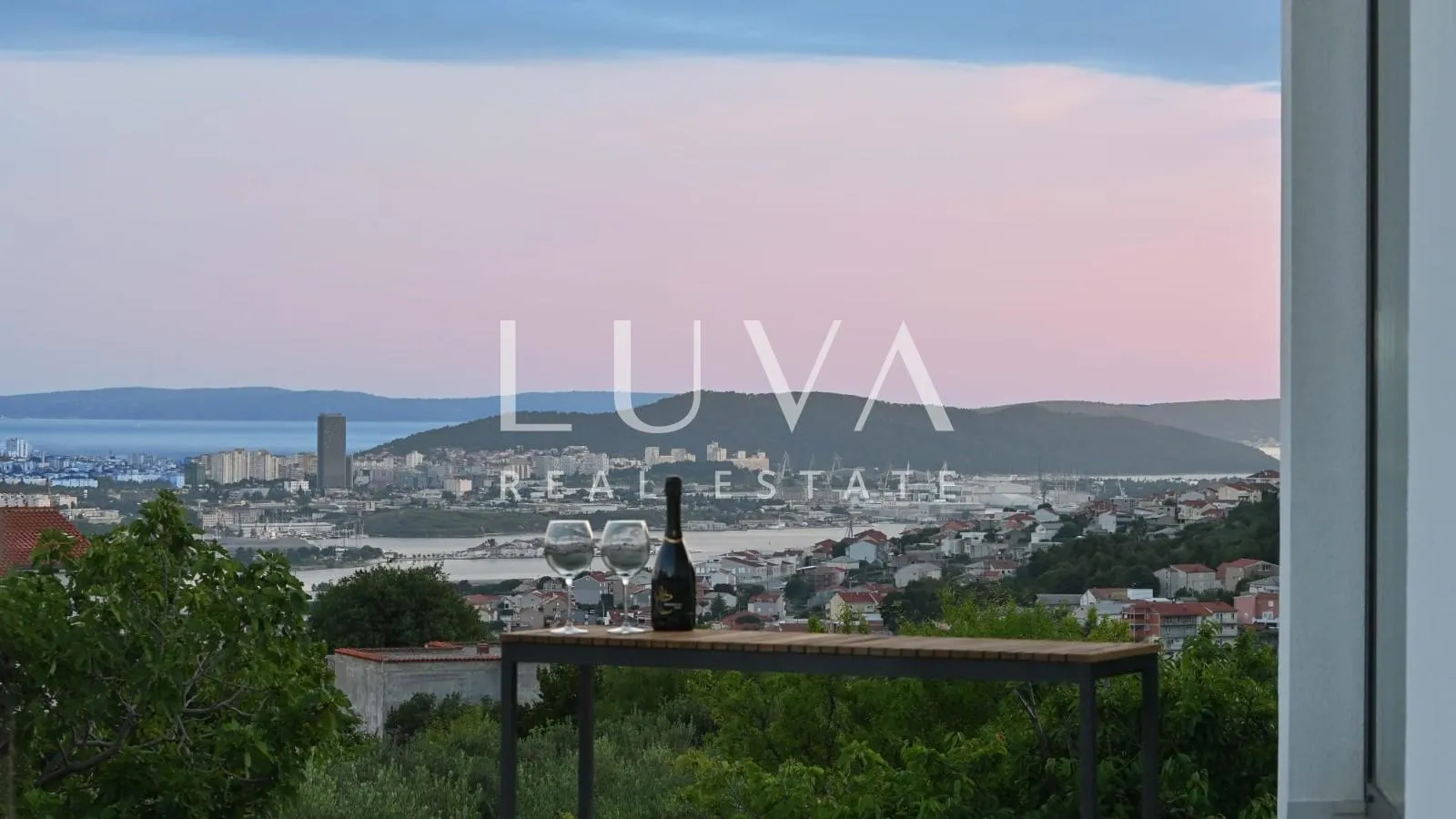 split, klis, luksuzna vila s bazenom i pogledom na prodaju - slika 12