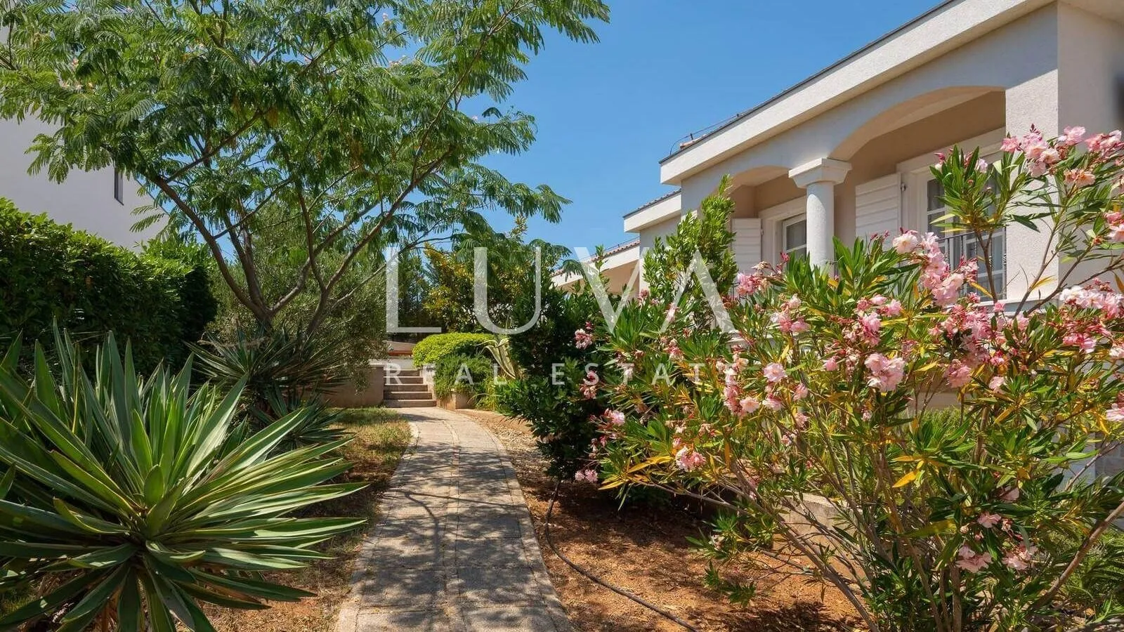 vodice, luksuzna vila s bazenom, dizajnerski uređena na prodaju - slika 37