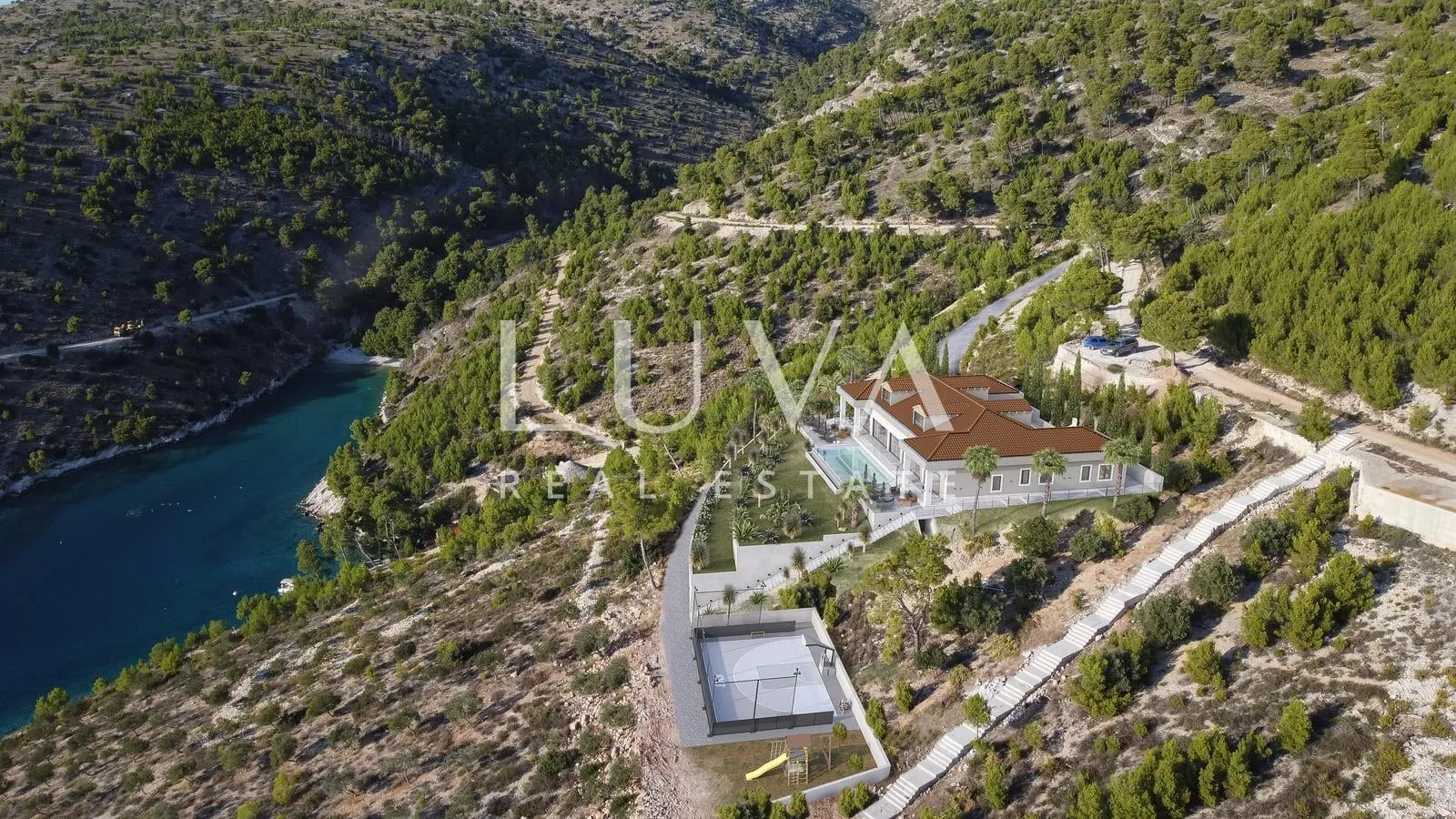 Brač, luksuzna jedinstvena vila 800m2 uz more - Milna