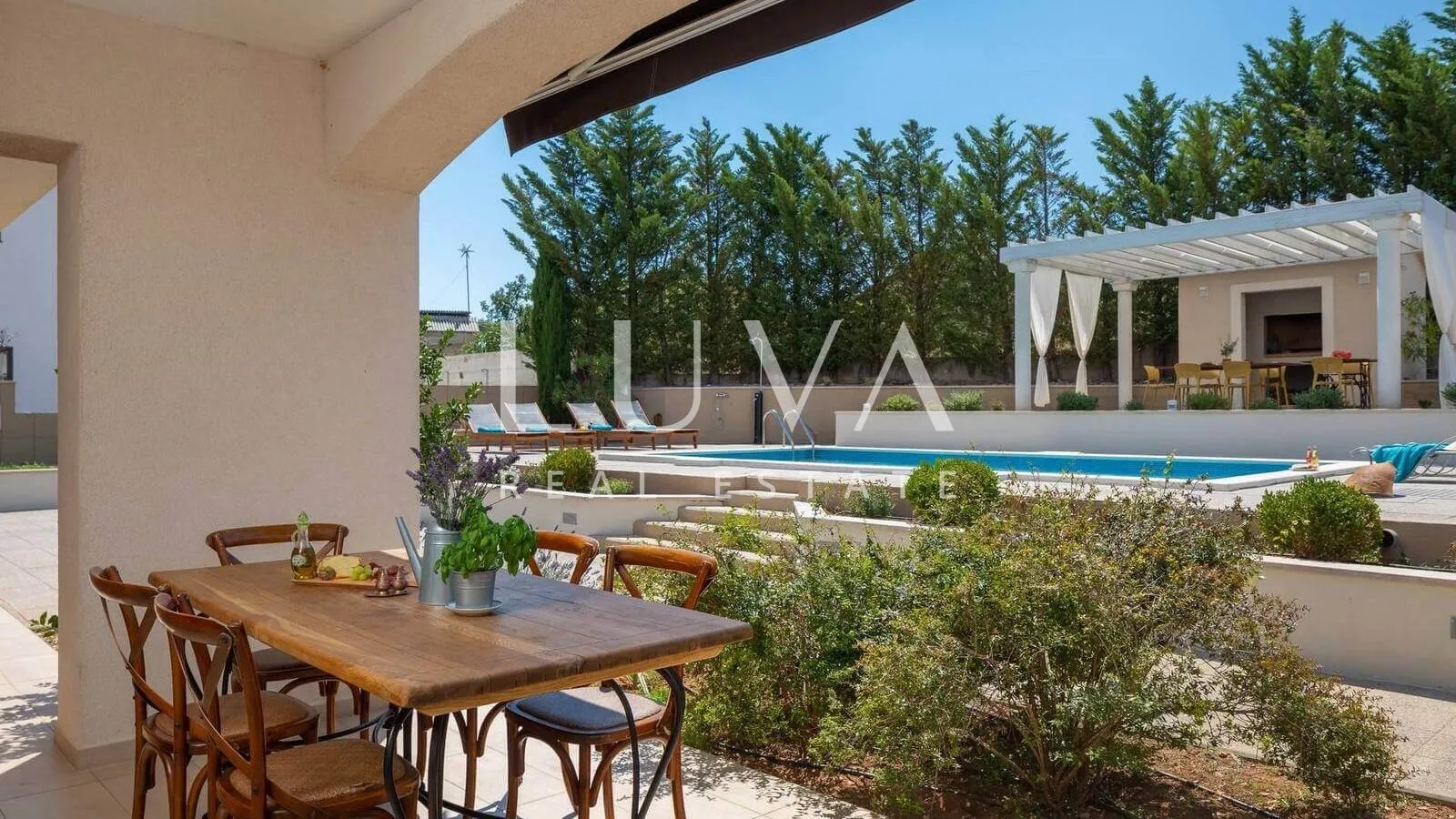 vodice, luksuzna vila s bazenom, dizajnerski uređena na prodaju - slika 18