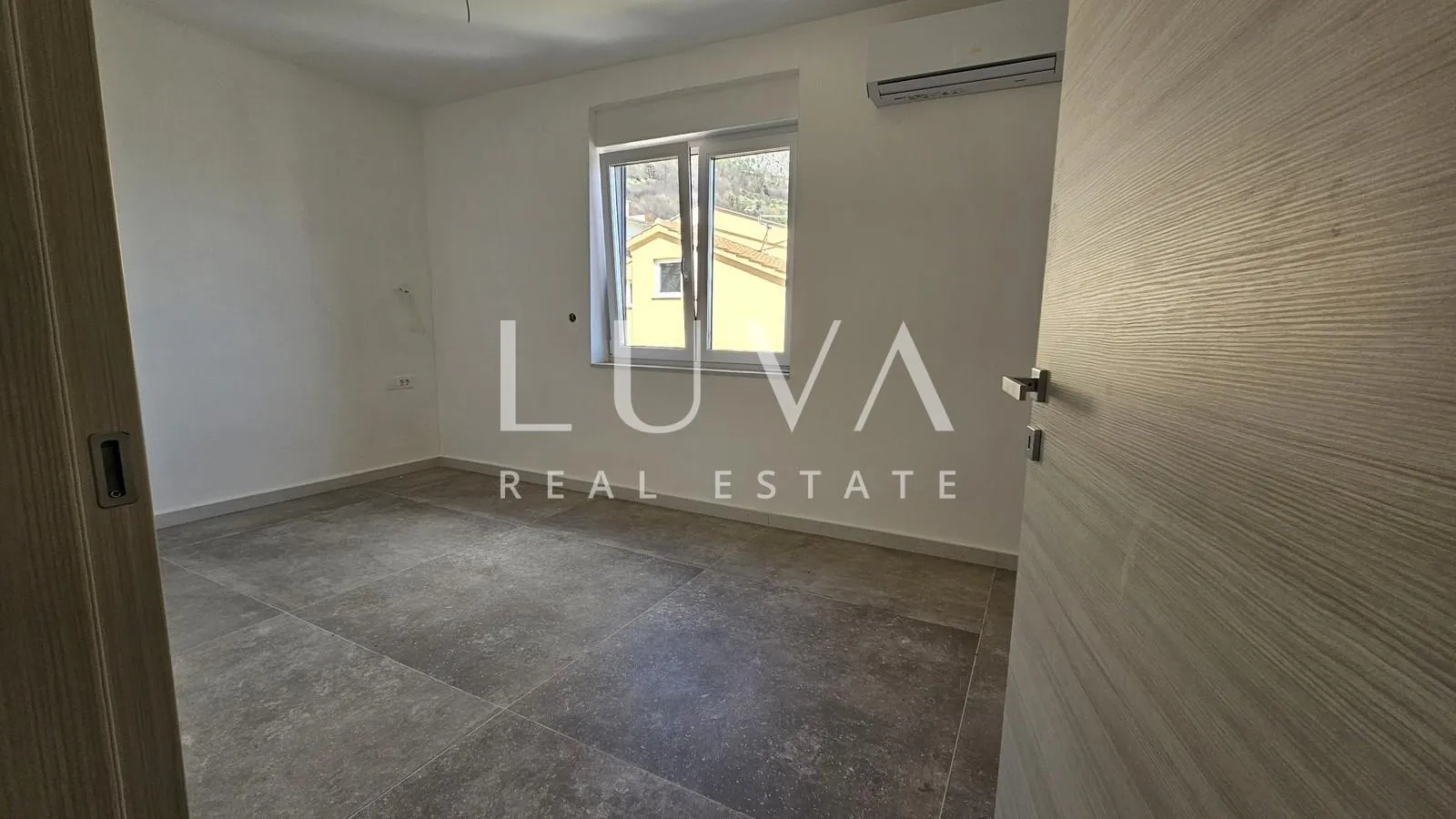 omiš, jesenice, penthouse s 134 m2 krovne terase sa pogledom na more - slika 9