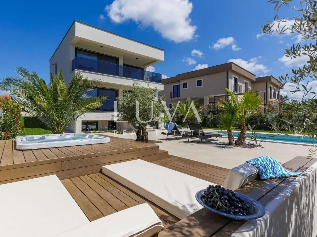 istra, poreč, moderna vila s bazenom i saunom, 217 m² - slika 2