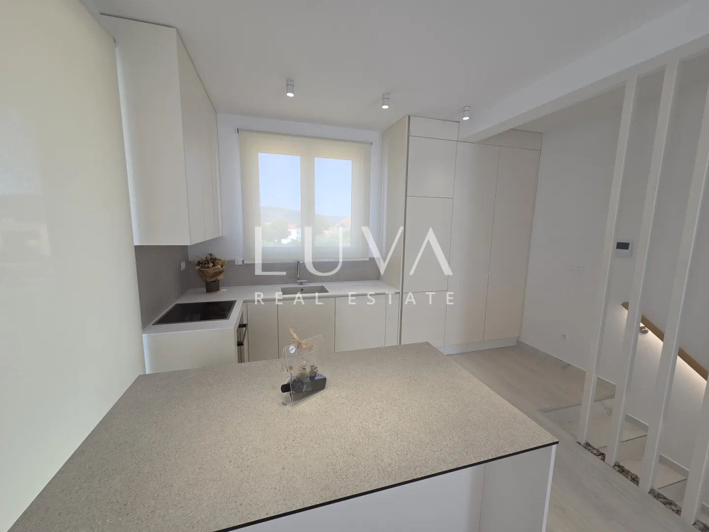 trogir, seget vranjica, kuća 200m2 s bazenom uz more - slika 17