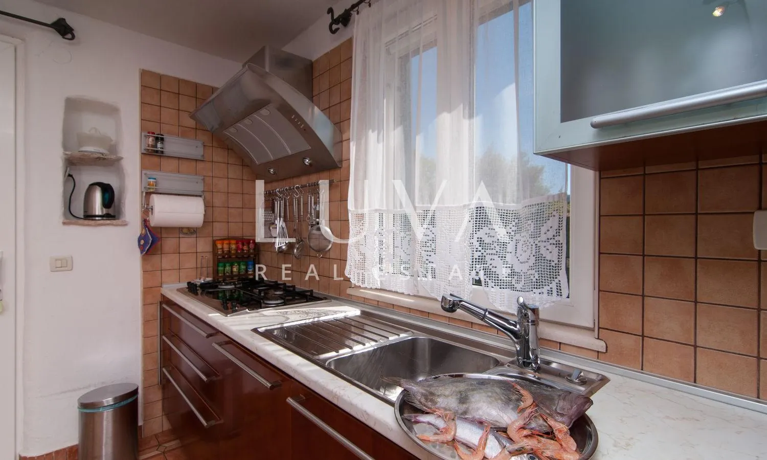 supetar, brač, kuća prvi red uz more, odlična prilika - slika 9