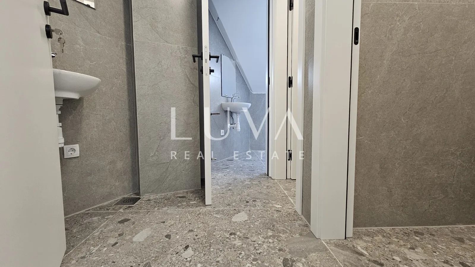 sesvete, centar, novouređeni poslovni prostor 144m2 za najam - slika 9