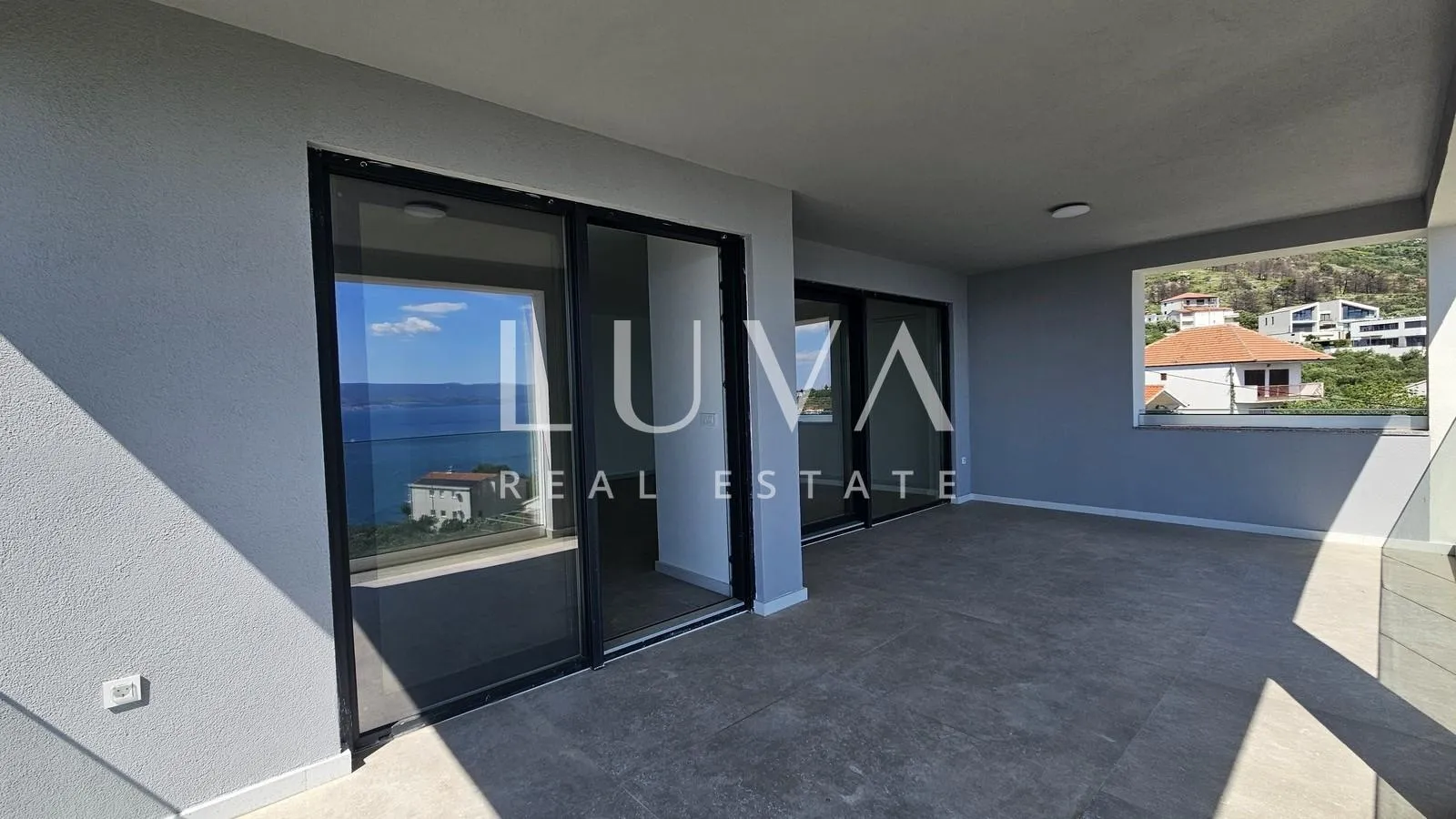 omiš, jesenice, penthouse s 134 m2 krovne terase sa pogledom na more - slika 14