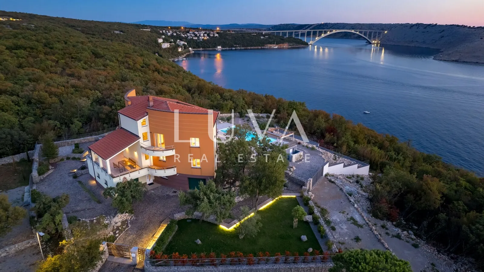 luksuzna kuća s bazenom na osami blizu rijeke - slika 16