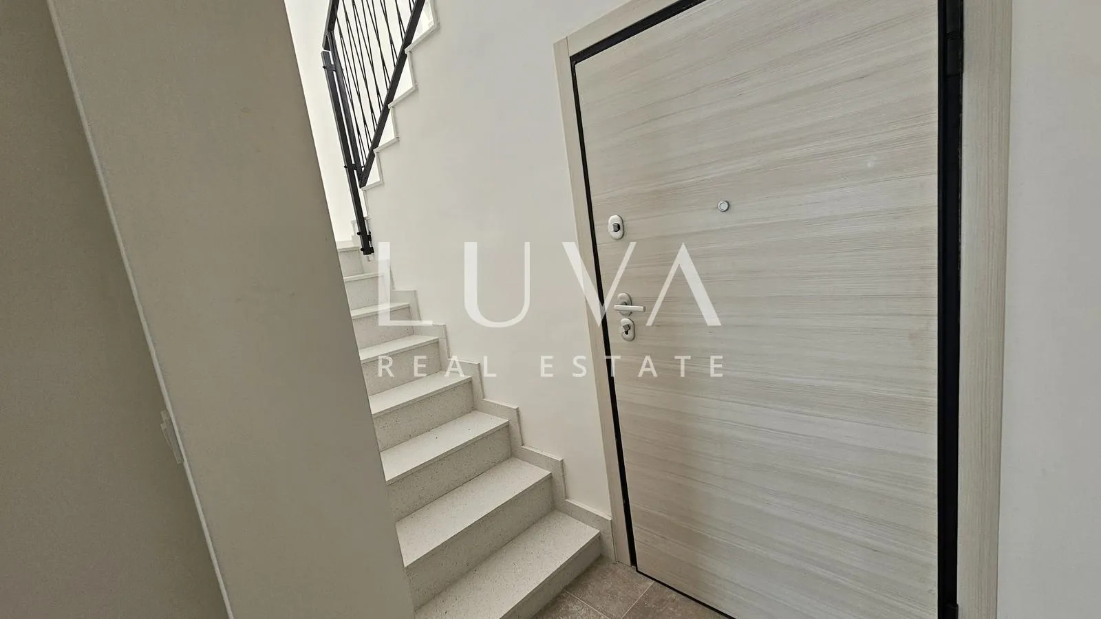 omiš, jesenice, penthouse s 134 m2 krovne terase sa pogledom na more - slika 23