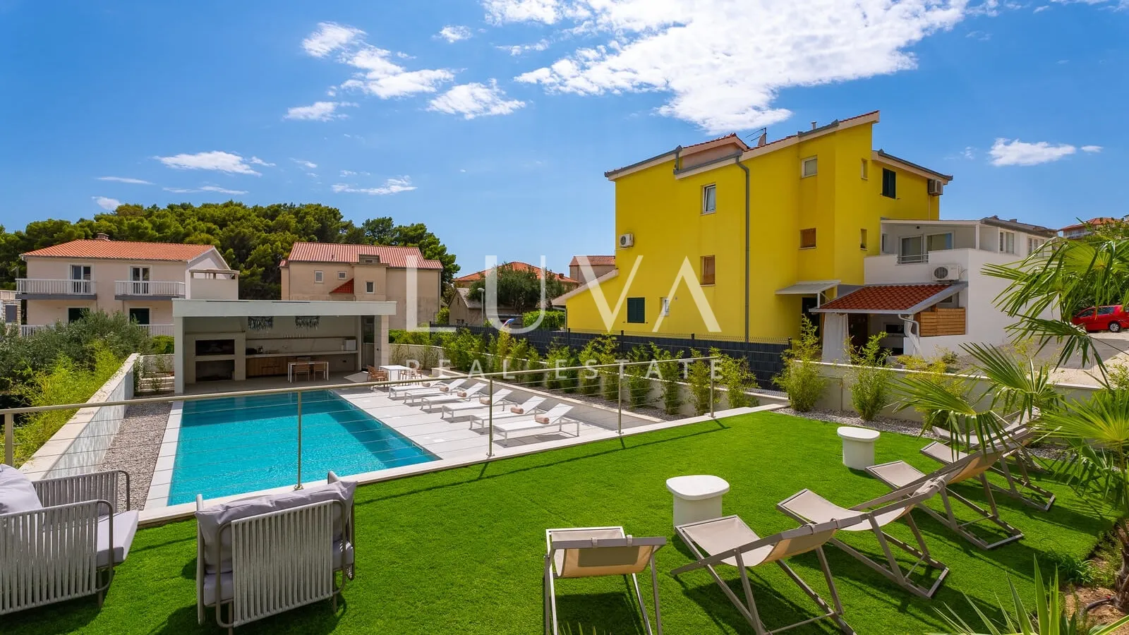 duće, omiš, luksuzni resort s 4 velika apartmana i bazenom uz more na prodaju - slika 2