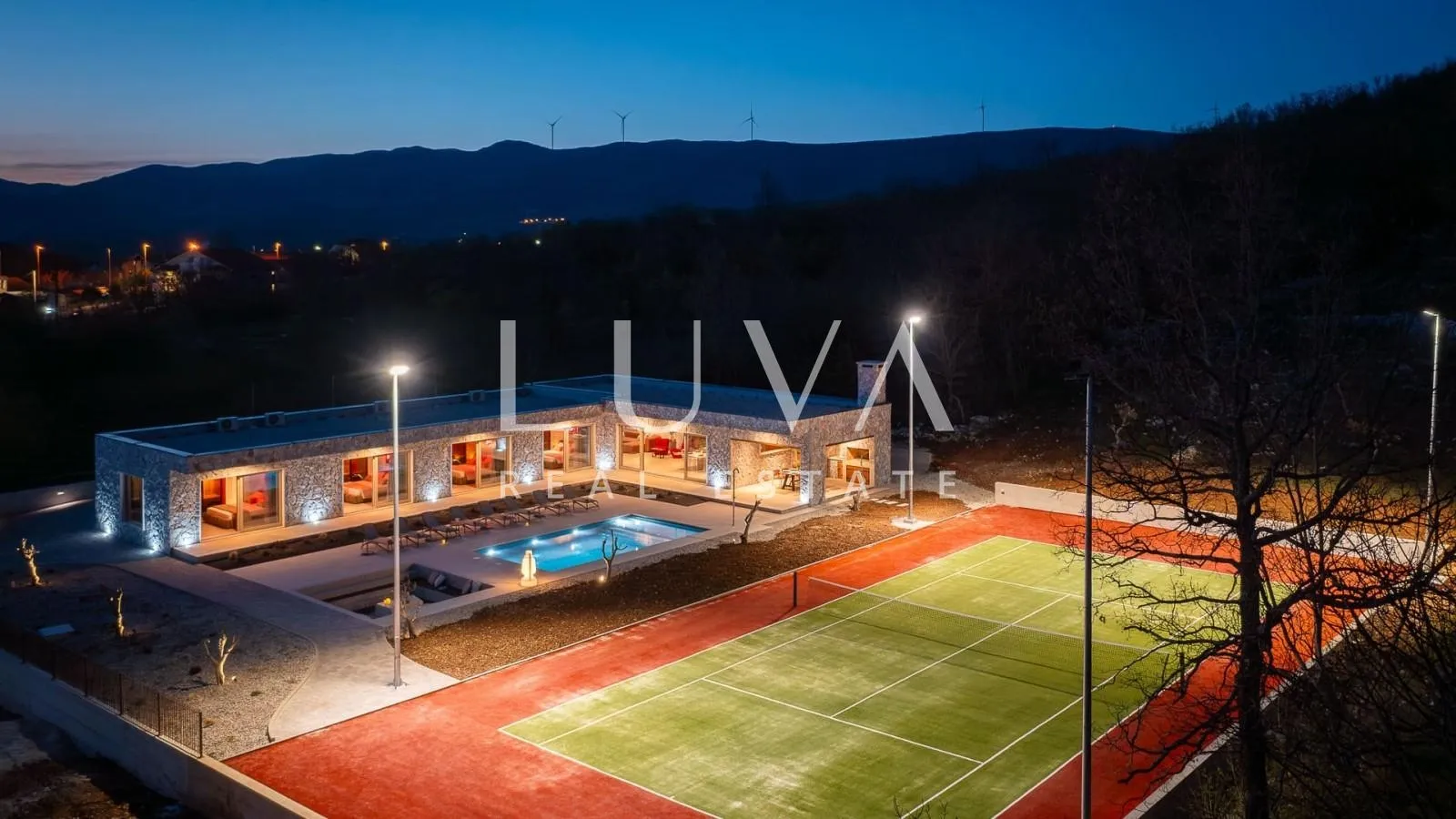 dicmo, split, luksuzna vila s bazenom i tenis terenom na prodaju - slika 13