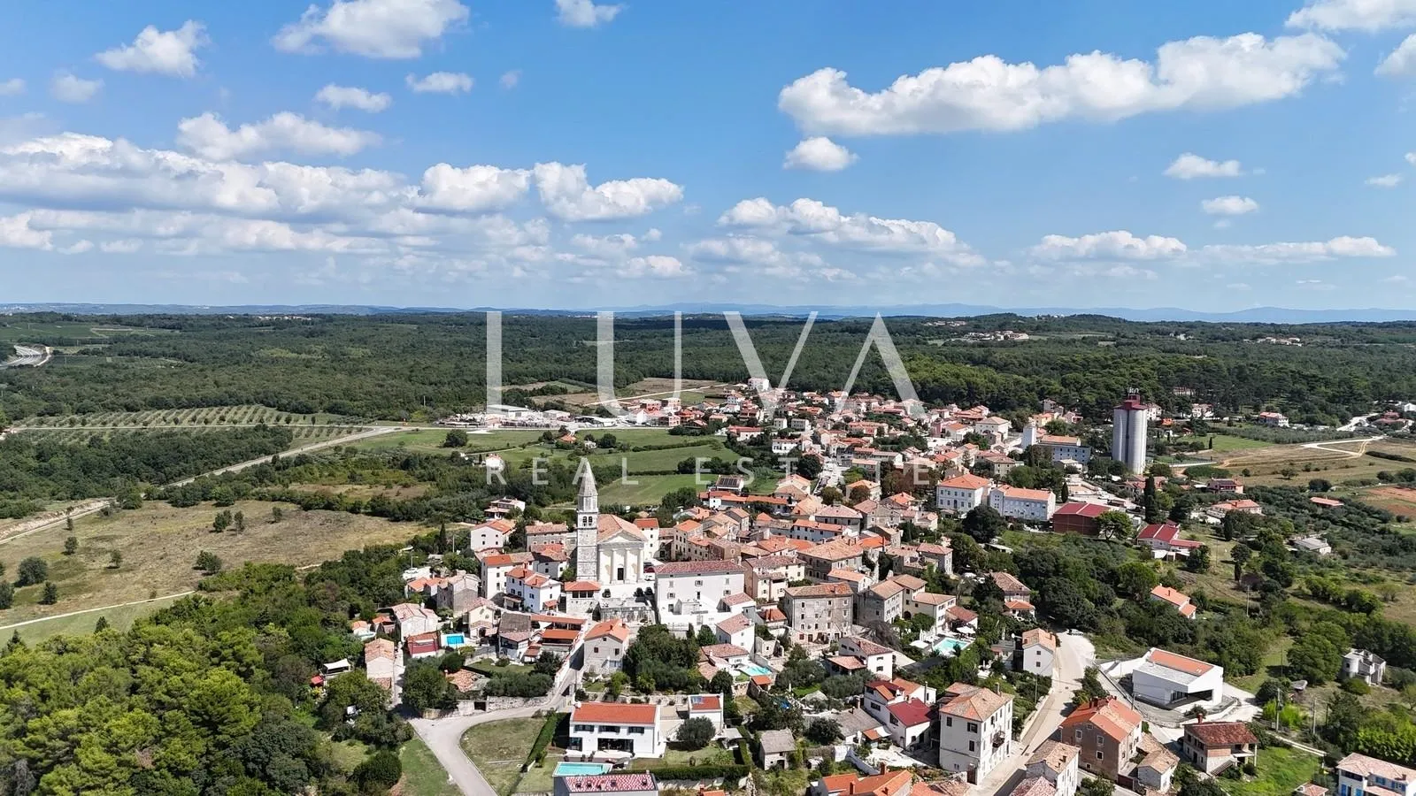 višnjan, građevinska parcela s građevinskom dozvolom, 1.094 m² - slika 2