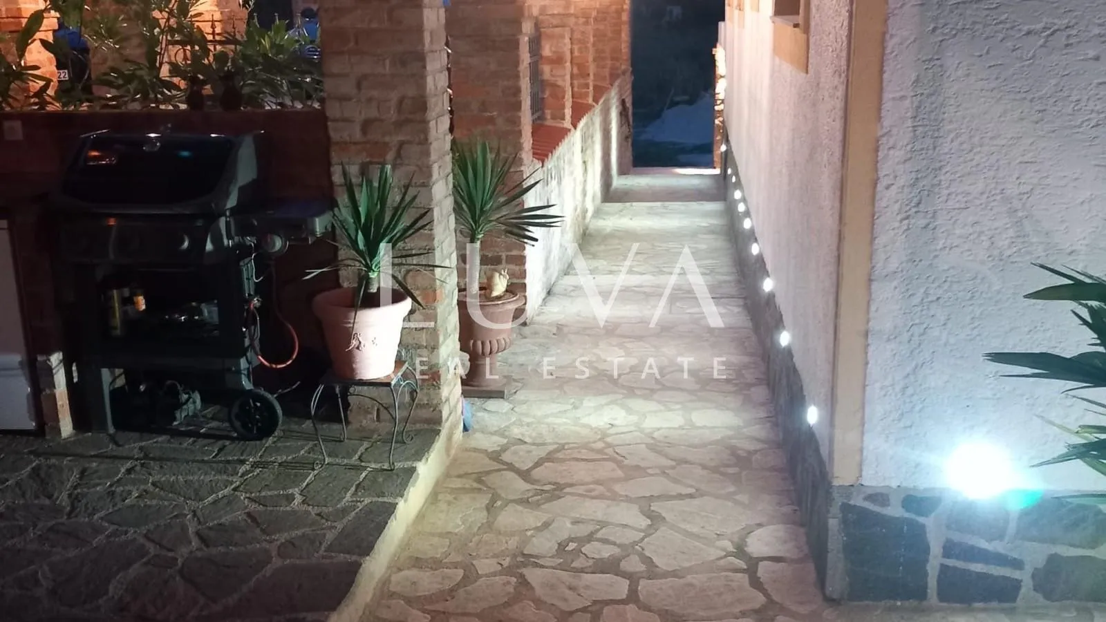 istra, višnjan, rustikalna kuća s tri apartmana, 580m2 - slika 31