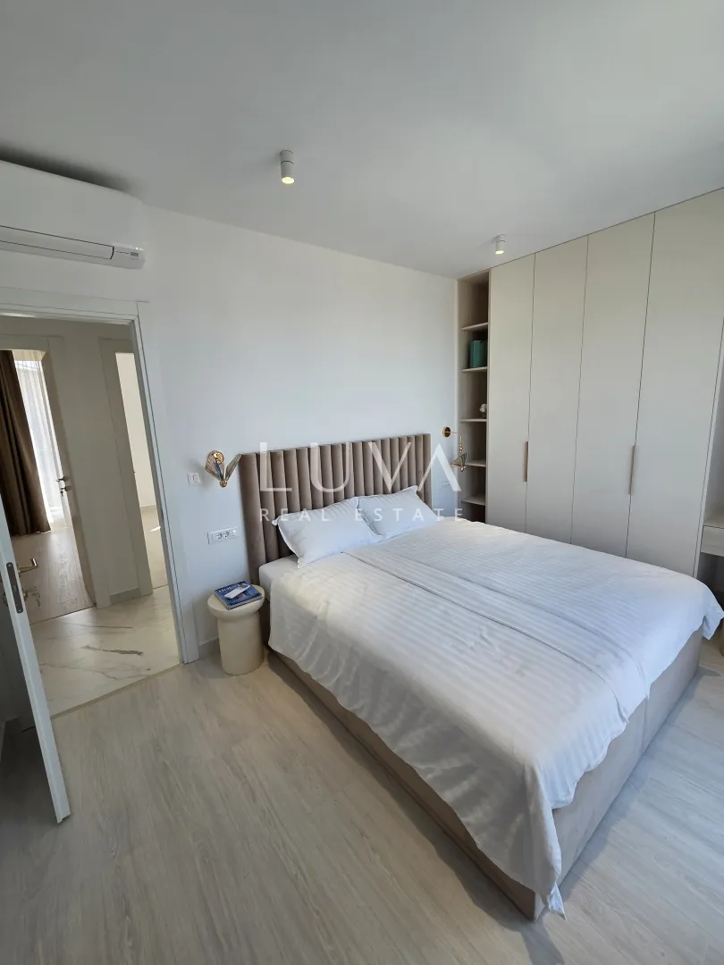 trogir, seget vranjica, kuća 200m2 s bazenom uz more - slika 9
