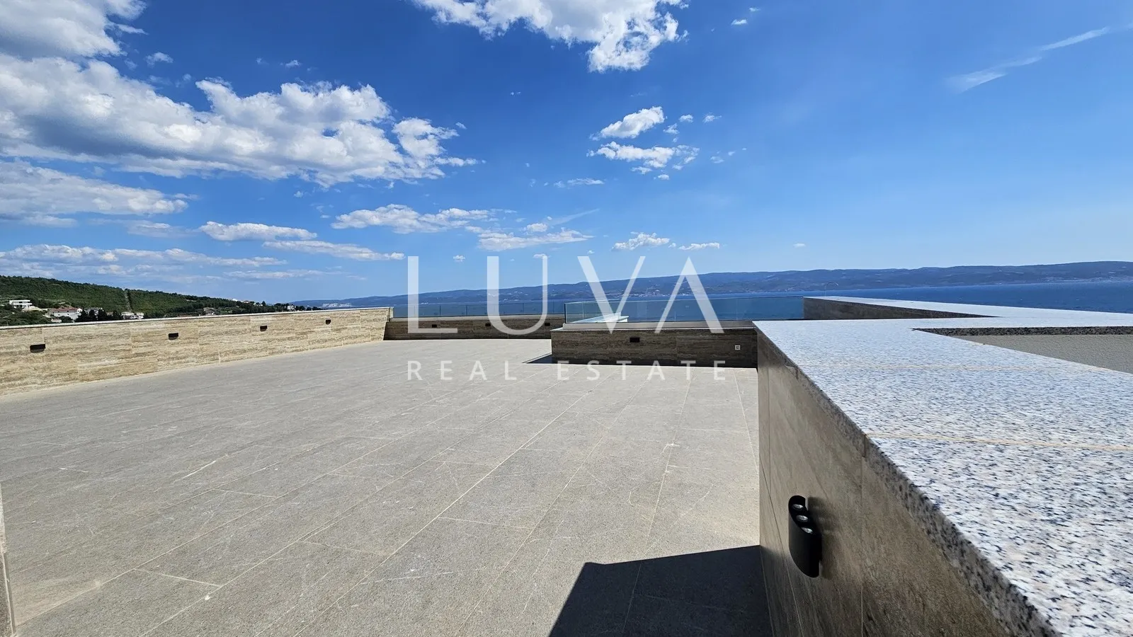 omiš, jesenice, penthouse s 134 m2 krovne terase sa pogledom na more - slika 1