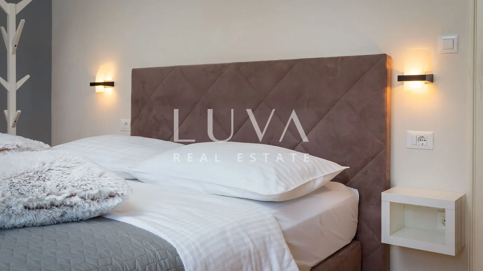 vodice, luksuzna vila s bazenom, dizajnerski uređena na prodaju - slika 31