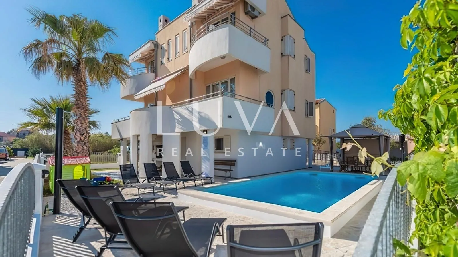 Privlaka, apartmanska kuća s bazenom na prodaju - Privlaka, Privlaka