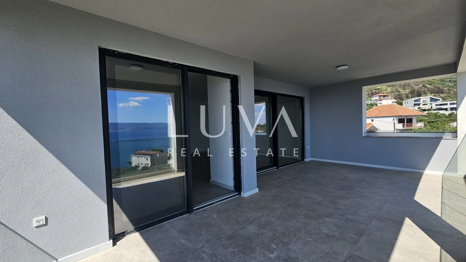 omiš, jesenice, penthouse s 134 m2 krovne terase sa pogledom na more - slika 14