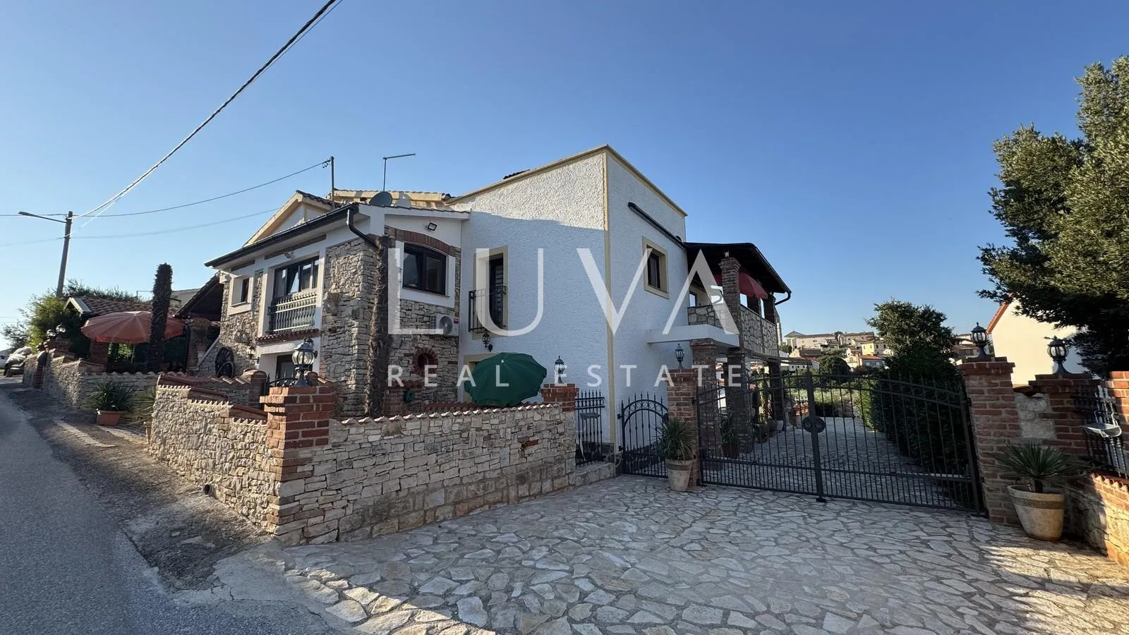 Istra, Višnjan, rustikalna kuća s tri apartmana, 580m2