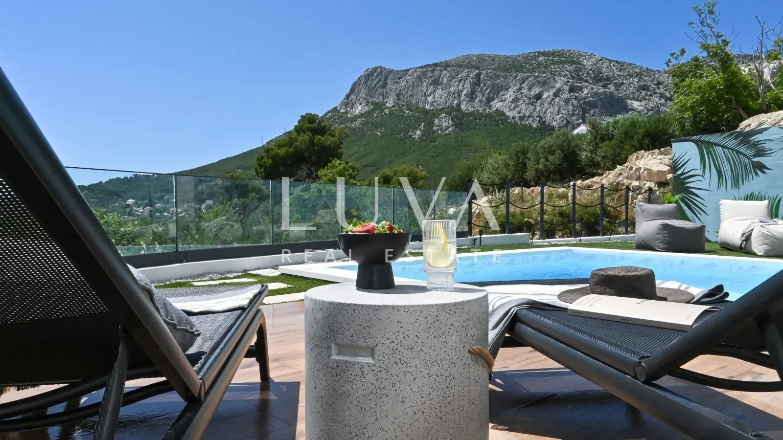 split, klis, luksuzna vila s bazenom i pogledom na prodaju - slika 1