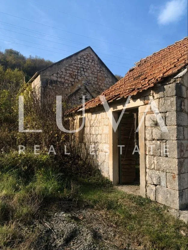 sinj, brnaze, građevinsko zemljište 1185m2 s 3 kamene kuće tlocrta 180m2 - slika 2