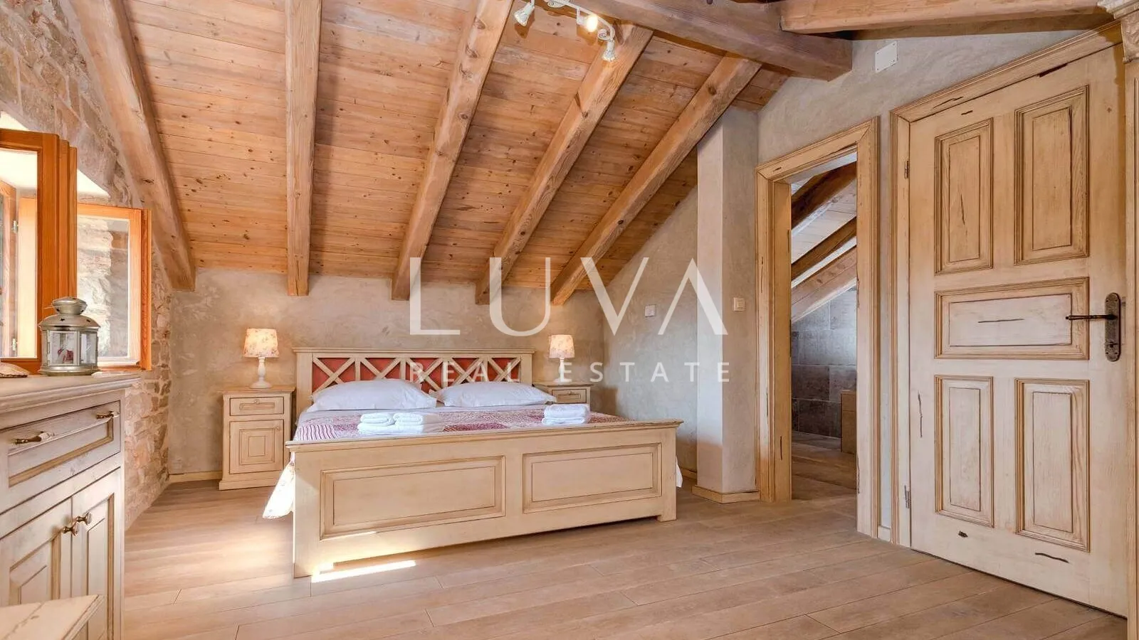 luksuzna vila s bazenom na osami na hvaru - slika 12