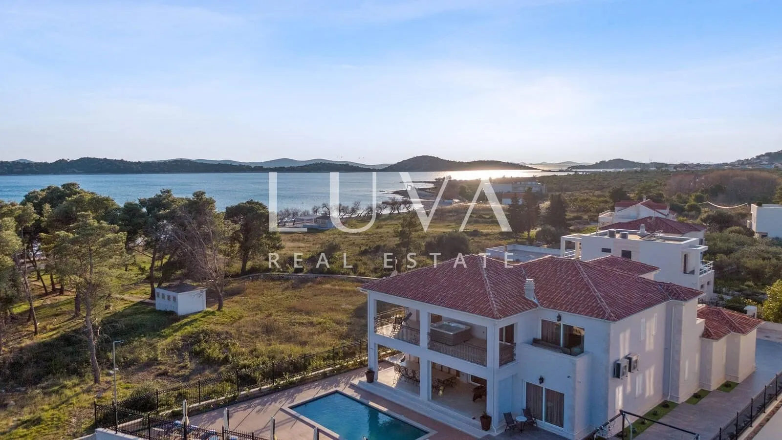 vodice, luksuzna i jedinstvena vila s bazenom uz more na prodaju - slika 17