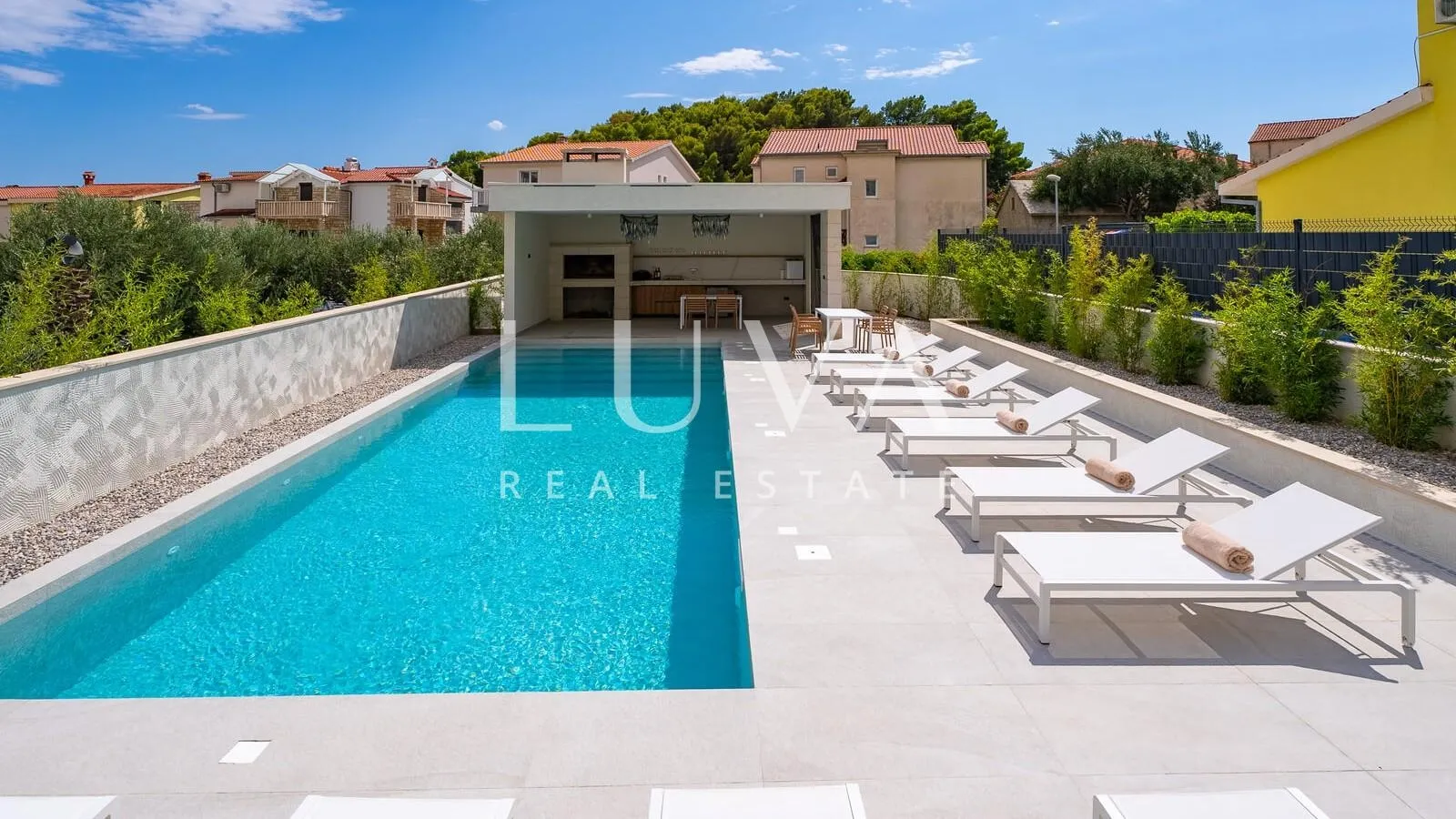 duće, omiš, luksuzni resort s 4 velika apartmana i bazenom uz more na prodaju - slika 21