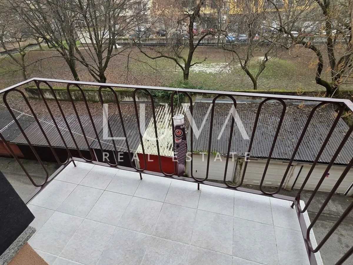 zagreb, trg franc republike, uređen stan 55m2, 2 balkona i garaža - slika 12