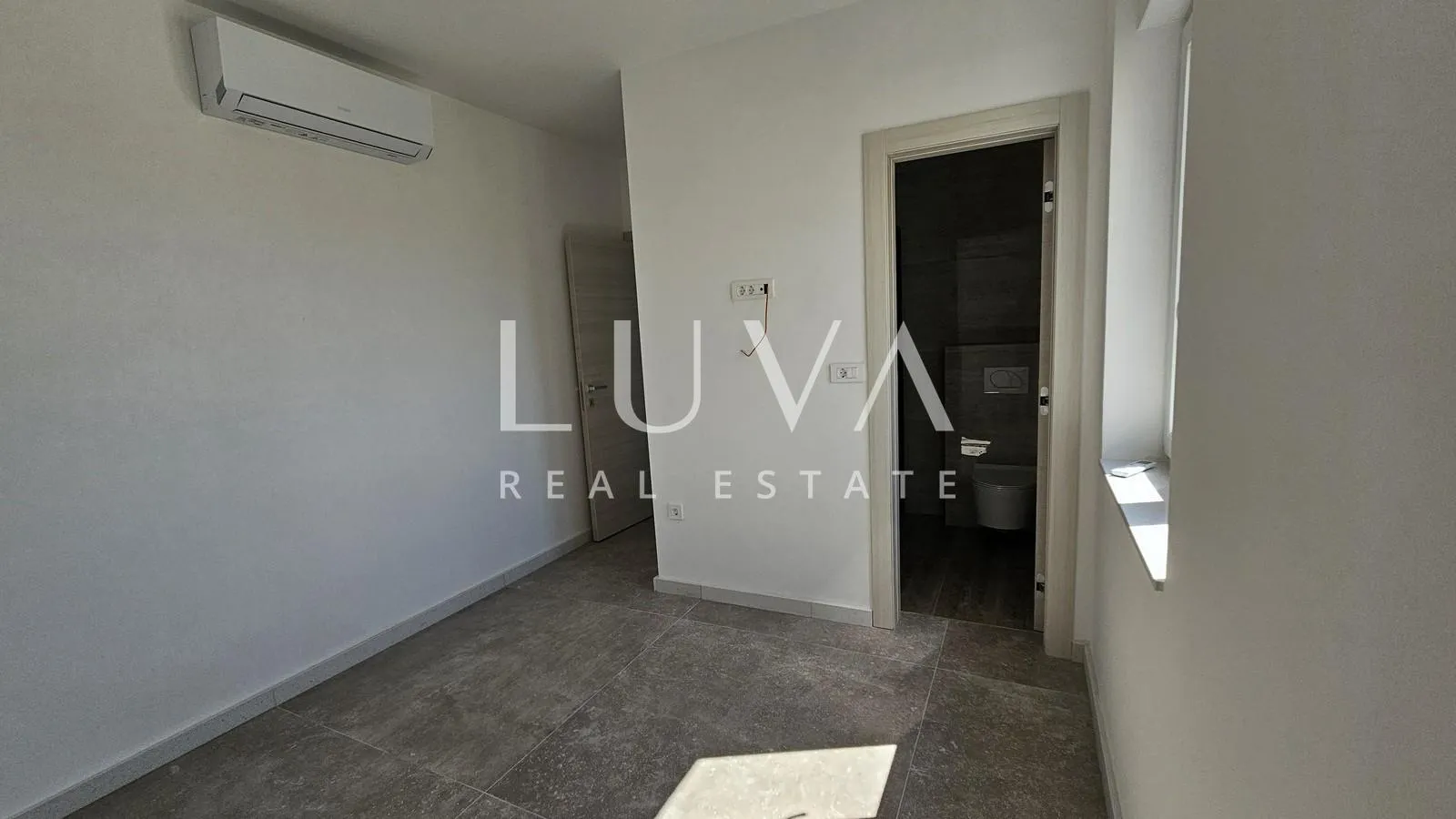 omiš, jesenice, penthouse s 134 m2 krovne terase sa pogledom na more - slika 20