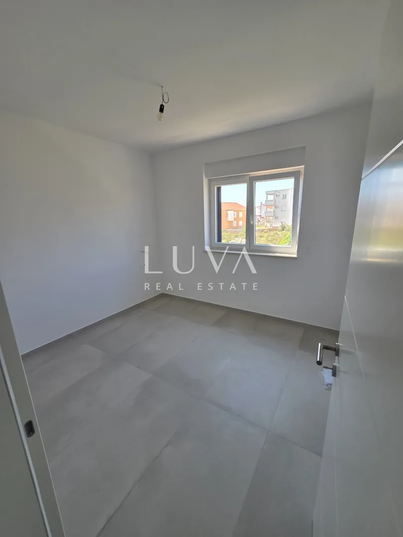 novalja, moderna novogradnja, stan s2/z1, nkp 76 m2 - slika 4